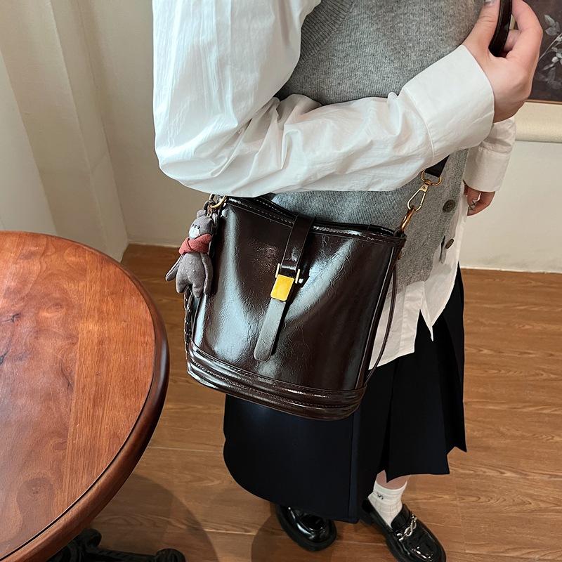 Bucket bag women's 2025 new bag women's autumn and winter high-end underarm women's bag niche white shoulder messenger bag