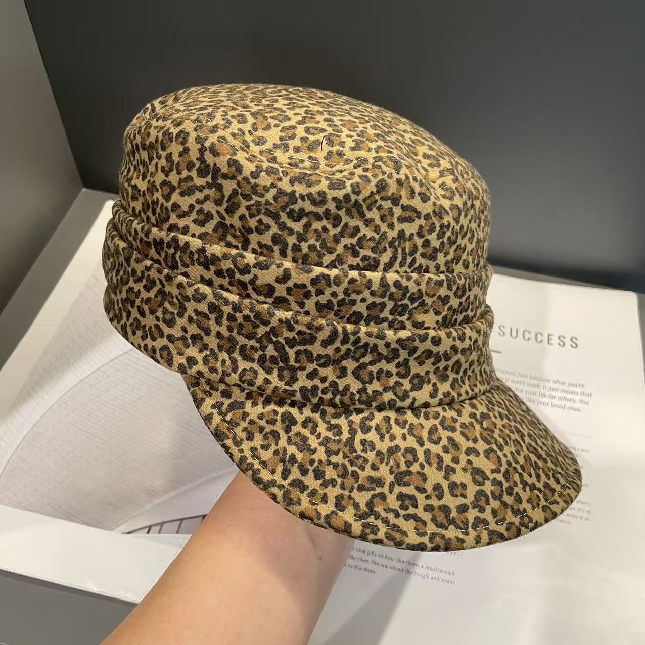 

Персонализированная шляпа для верховой езды с леопардовым принтом и цветными блоками, женская нишевая повседневная шляпа с плоским верхом, бейсболка M（56-58cm）