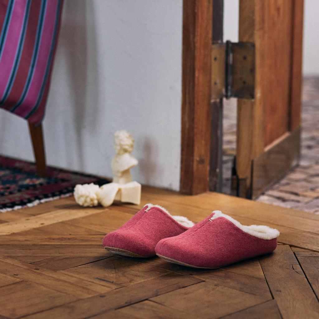 Frontier Sheep Room Size Warm Winter Boa Indoor Slippers for Men and Perfect for FR0033 room's Shoes, Red, M, Fabric, Women, Guests,