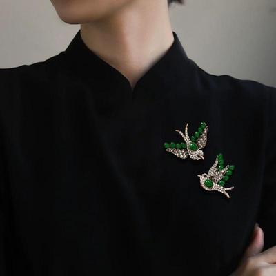 Vintage Emerald Flying Swallow Lapel Brooches for Women & Men, Stylish Simple Metal Bird Badge, Colorful Jewellery Accessory