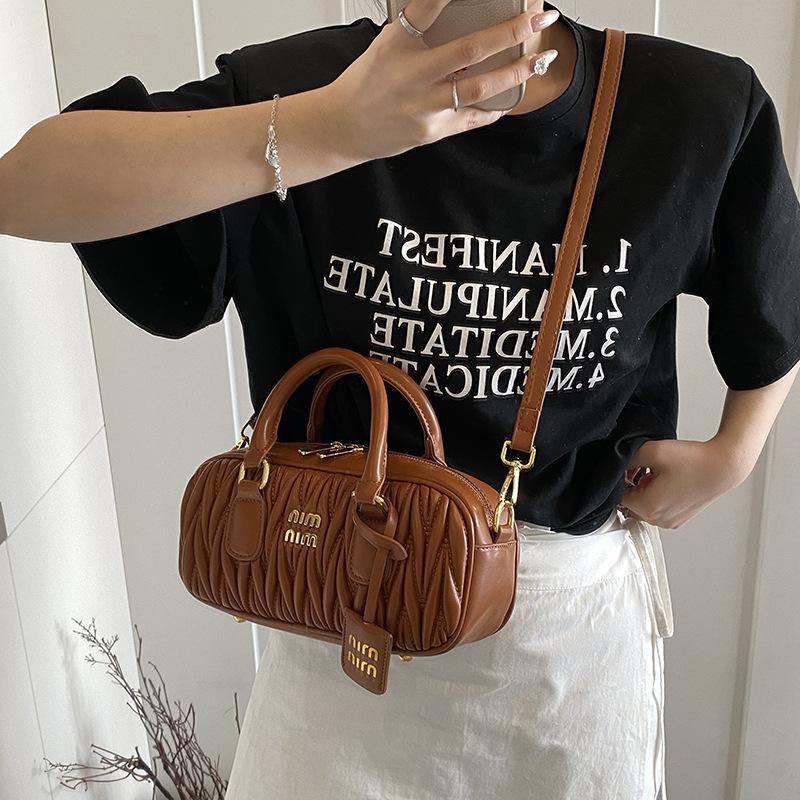 2025 New Niche Trend Fashion Pleated Texture Portable Pillow Bag Women's High-end Feeling Foreign Style Shoulder Messenger Bag
