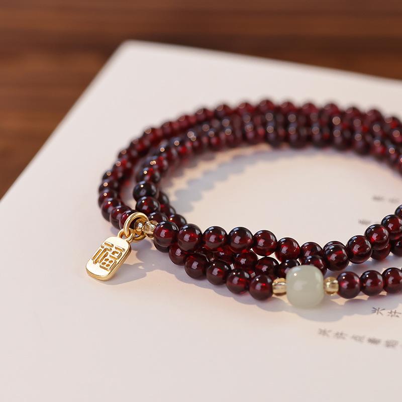

Натуральный красный гранат Хэтяньский нефрит бусины трехслойный браслет легкая роскошь ретро высококлассное чувство универсальный темперамент нишевая бижутерия женщины