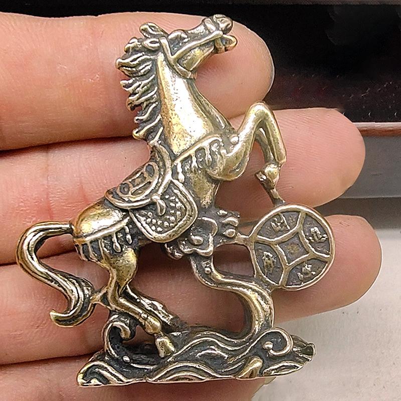 Mosiężny Koń Nadepujący na Monety Szczęśliwa Statuetka Feng Shui Miniatury na Biurko Rzemiosło Kolekcje Figurki