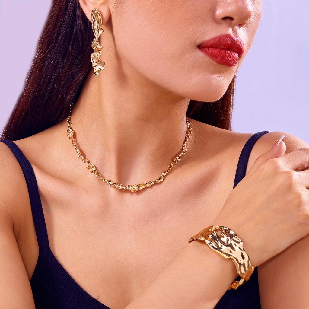 Geometric Metallic Choker Necklace For Women With Liquid Fold Design For Fashion Casual Wear