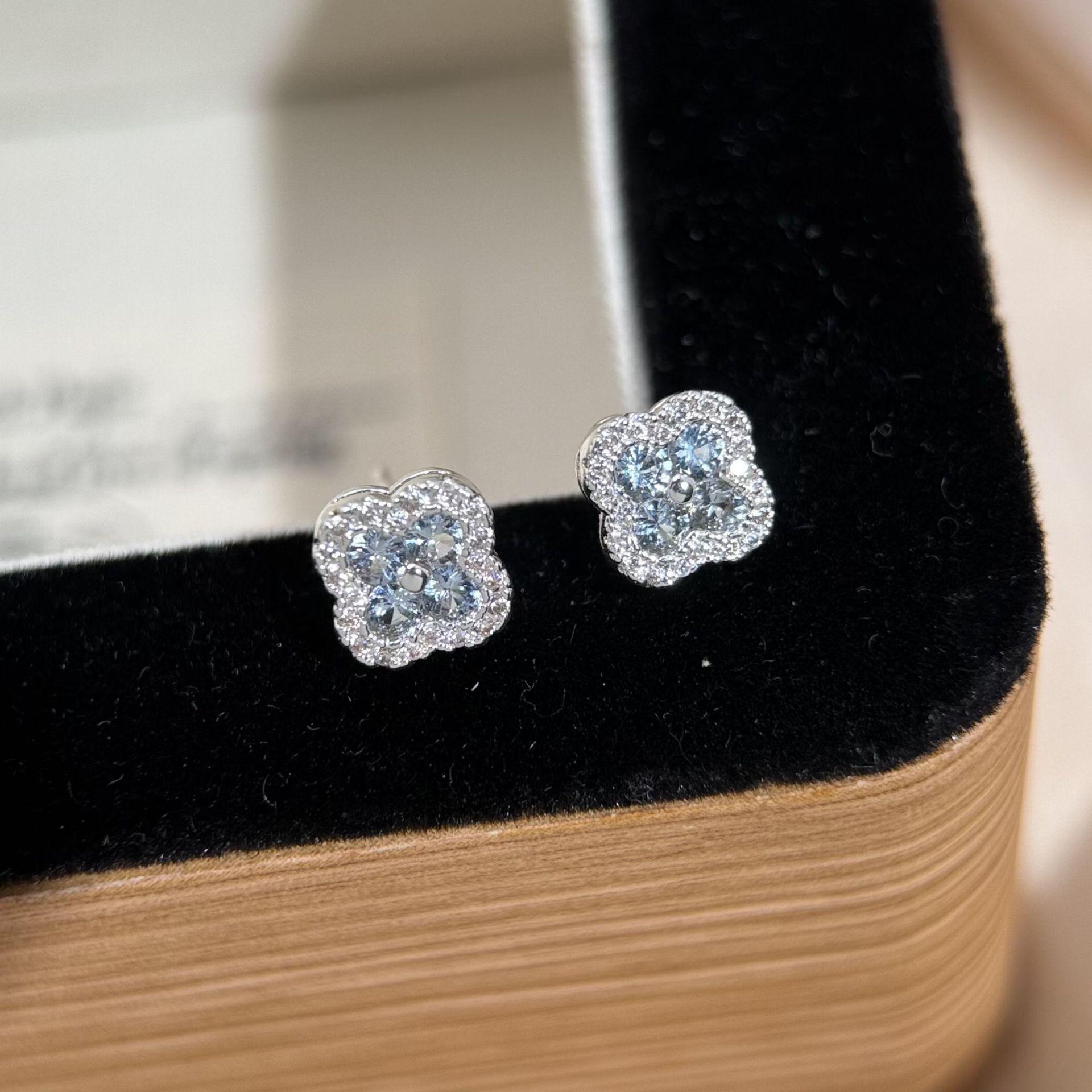 

Серьги-гвоздики с цирконами в виде цветков, изысканные, универсальные, с темпераментом, нишевые, с легкой роскошью и высоким классом, женские