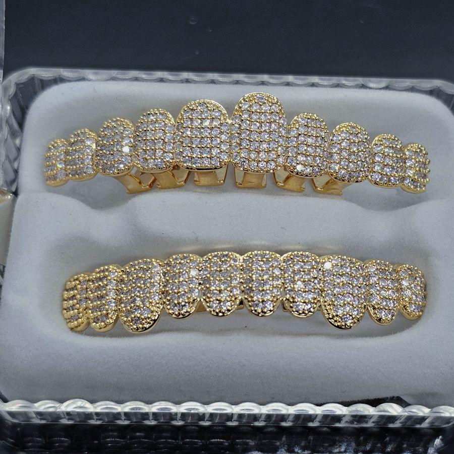 Vergoldete Diamant-Grillz: Europäischer/Amerikanischer Hip-Hop Schmuck - 10 Zähne, Vollbesetzt mit Diamanten für Halloween. gold