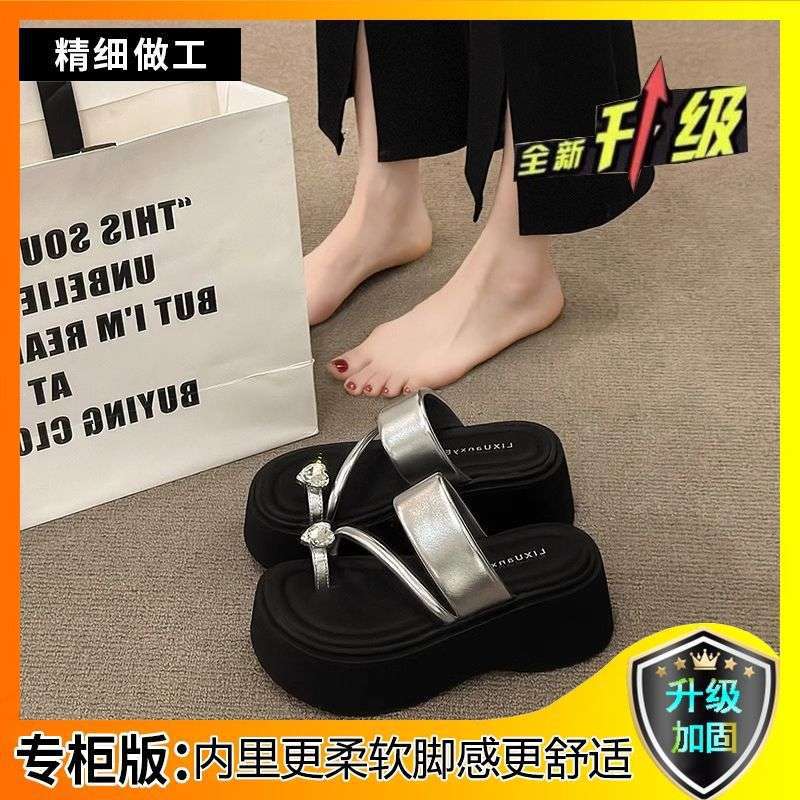 Thick-soled heightened rhinestone toe slippers for women's summer wear 2025 new high-value muffin-bottom beach sandals