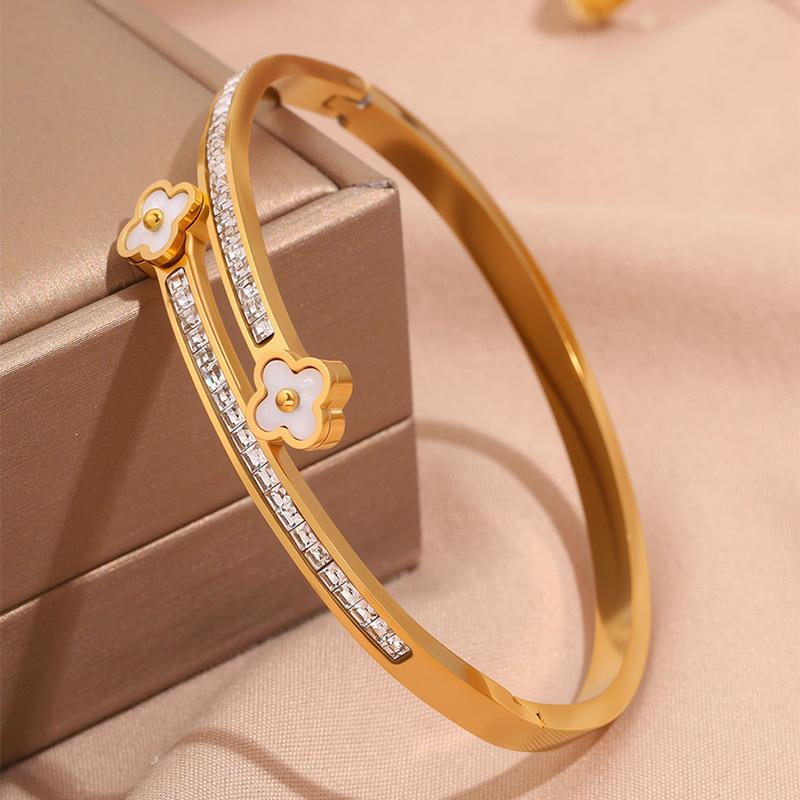 Hot-selling titanium steel bracelet, girls' high-end sense of fashion, popular light luxury in Europe and the United States, Gypsy star love diamond