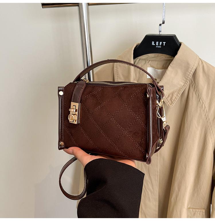 

Suede bag women s autumn and winter new niche one-shoulder messenger bag high-end diamond pillow bag кофейный