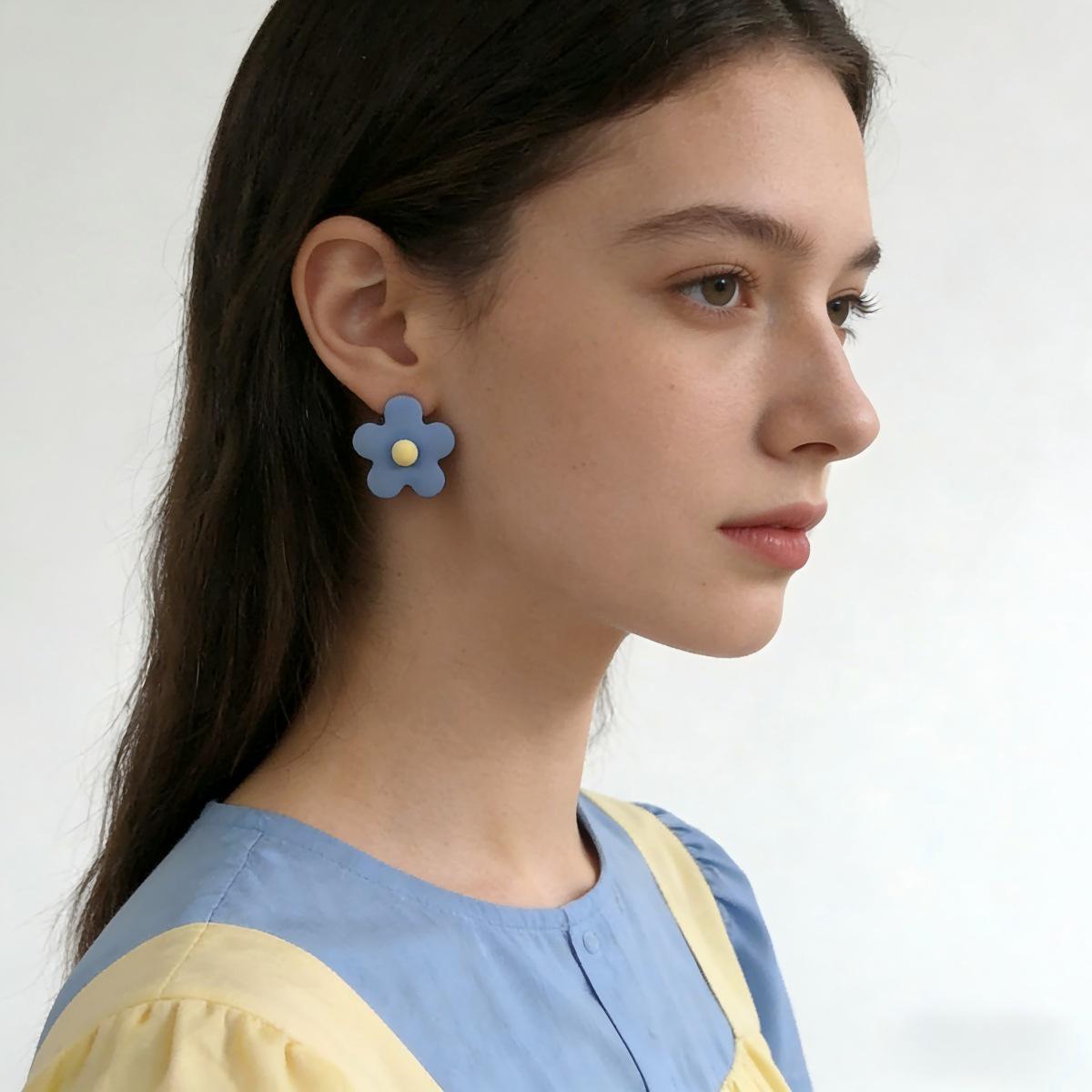 Retro Triangle Geometric  Flower Alloy Earrings - Color-Blocked Design for Women
