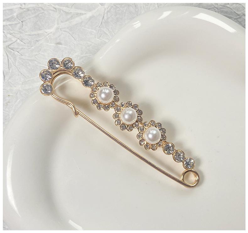 Elegant Diamond-Pearl Studded Brooch for Fashionable Women - Versatile, High-End Accessory with Crystal Accents
