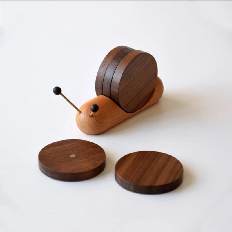 Set di sottobicchieri in legno minimalista moderno con design a lumaca magnetica per decorazione domestica e protezione dal calore