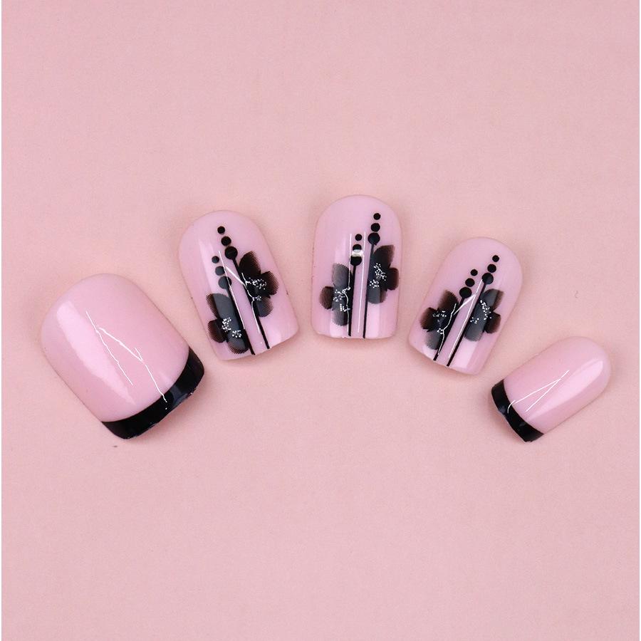 Barbie Pink & Black Leaf Silhouette Lively Press-On Nails: Brightening, Simple, Temperate European & American Style for Autumn & Winter.