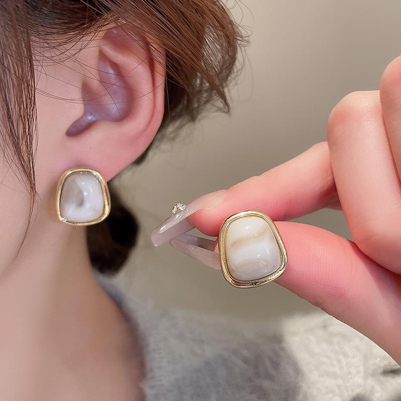 French Baroque Pearl Flower Tassel Earrings: Elegant Silver Needle Studs with a Light Luxury Touch