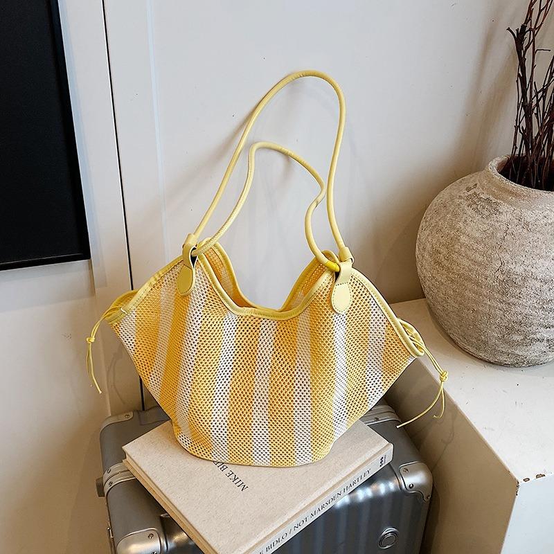 Textured hollow large-capacity bucket bag armpit bag for women as a new fashionable and versatile commuter woven tote bag