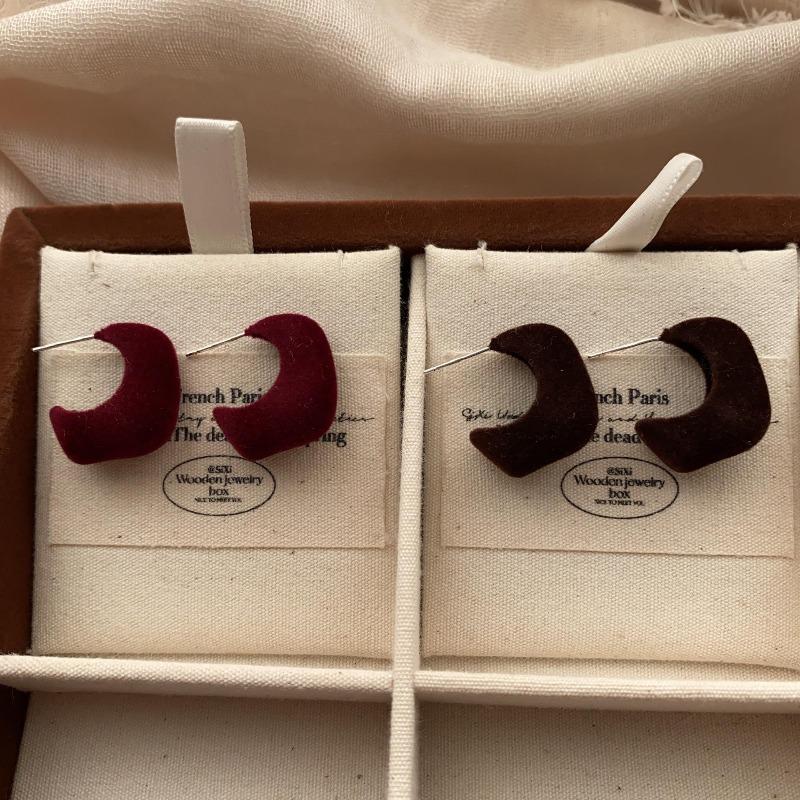 Simple Geometric Heart-Shaped Flocking Stud Earrings, Autumn And Winter Temperament Versatile, High-End Atmosphere, Personalized Fashion Earrings