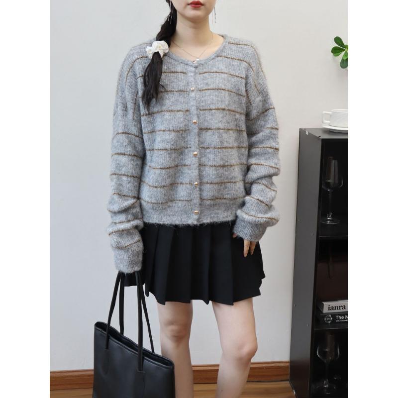 

Ранняя осень новый ретро контрастный полосатый вязаный кардиган свободный мягкий восковой ленивый ветер свитер куртка женская average size серый