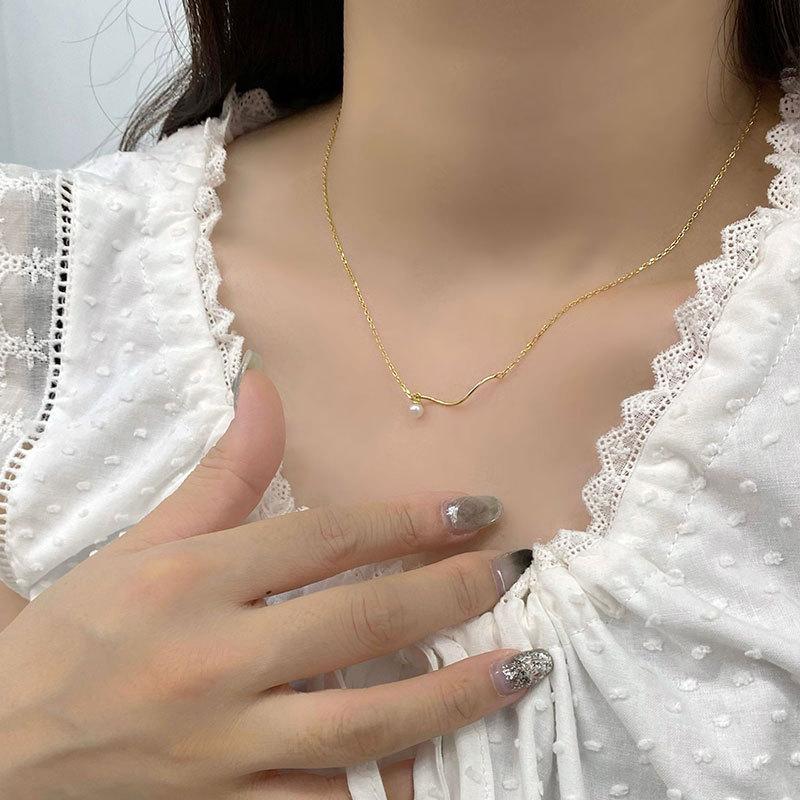 Minimally Wave Shaped Pearl Pendant Necklace with French Style and High-quality Collarbone Chain, New Trend