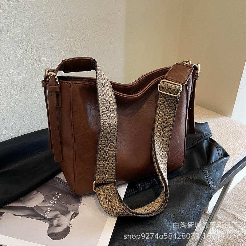

Retro wide shoulder strap small bag women s 2025 new trendy simple temperament shoulder bag popular messenger bucket bag кофейный