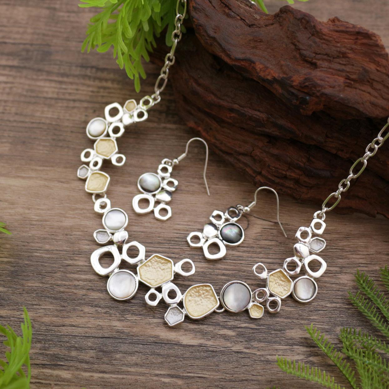 

Новый эмалевый цвет полый неправильный геометрический набор серег-пусет и ожерелья, женское высококлассное ожерелье из перламутра