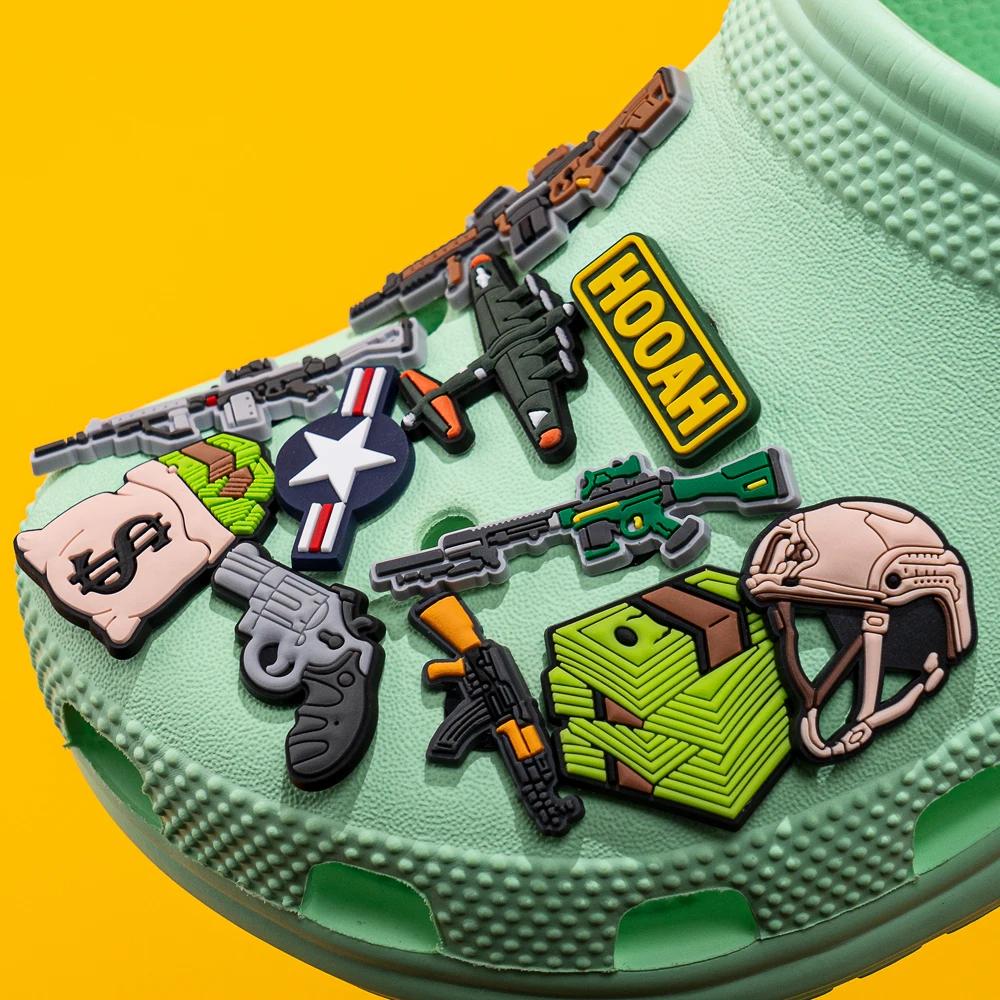 1-25 Stück Waffen Pistolen Dollar PVC Schuh Deko Zubehör Panzer Flugzeug Anhänger DIY Garten Schuh Schnalle Zubehör Party Ornament