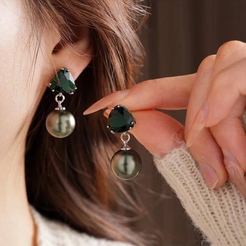 Zinklegierung Nadel Zirkon Dreieckiger Perlenanhänger Ohrring Leichter Luxus Retro Ohrringe Vielseitige High-End Mode Ohrringe für Frauen
