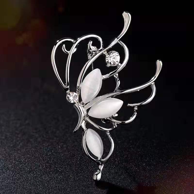 Elegant Women's Pearl & Rhinestone Cartoon Brooch Scarf Buckle with Diamond-Studded Alloy Corsage