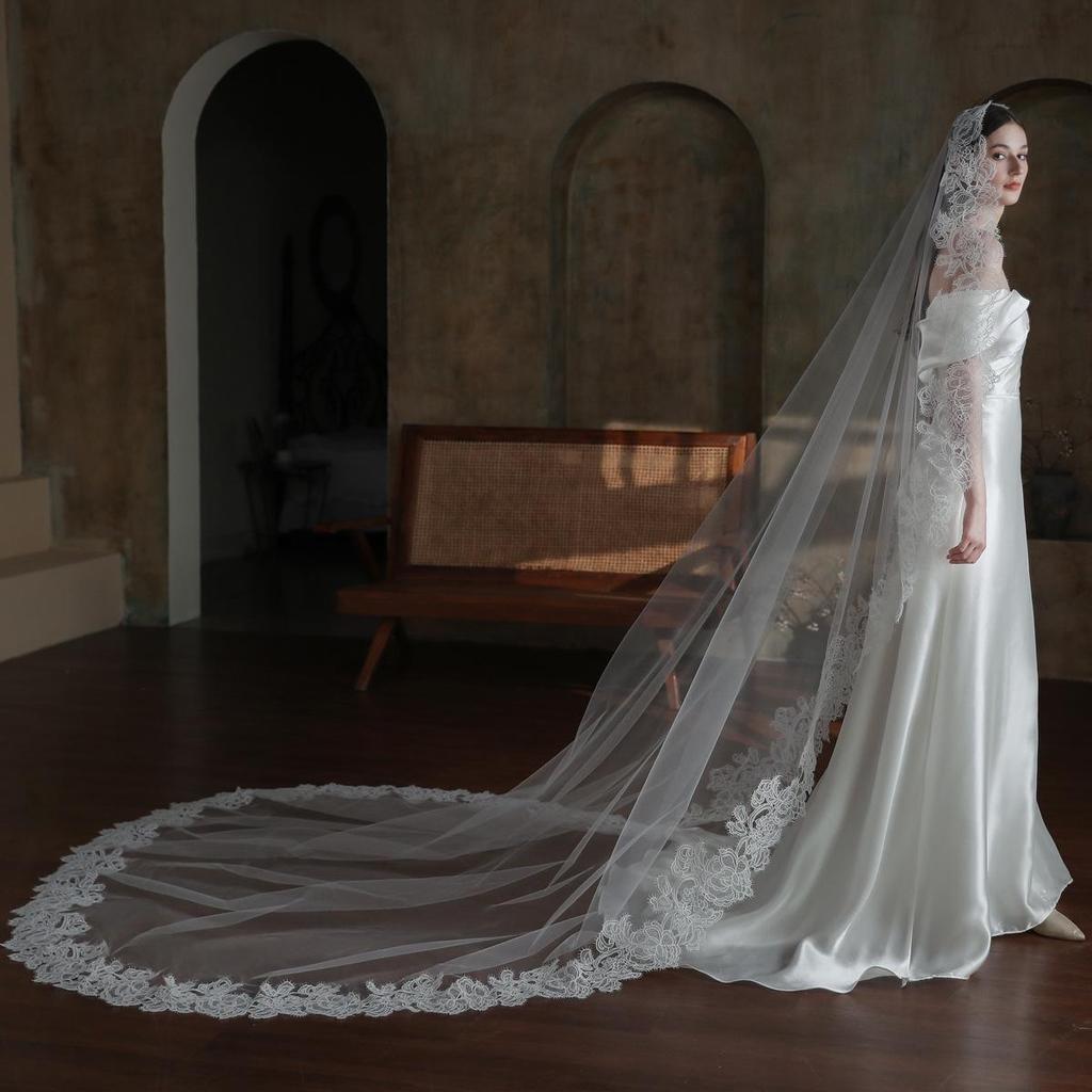 V863 Courtly White Vintage Cathedral Long Lace Bridal Veil