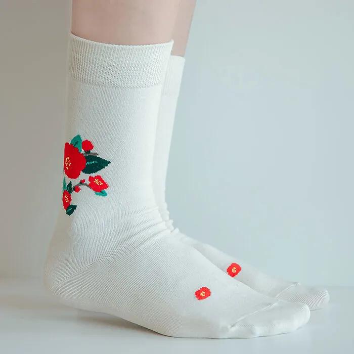 Camelia natural. Soft organic non-compression illustrated socks