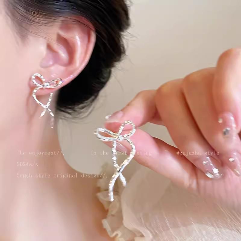 Minimalist Silver Needle Hoop Earrings - Light Luxury, Versatile, Women's High-End Metal Circle for Everyday Wear