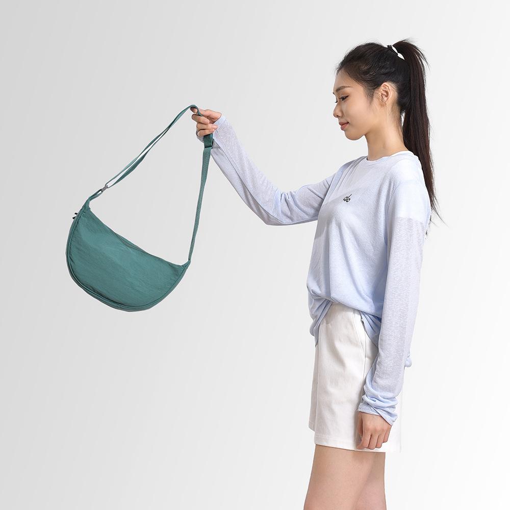 Wearing A Dumpling Bag Under The Arm, A Single Shoulder Bag, A Lightweight Bag, A Casual Crossbody Bag