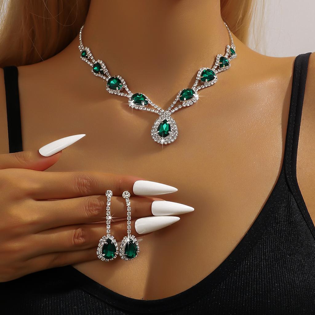 High End Emerald Luxury Necklace and Earring Set Suitable for Parties, Dinners, Wedding Banquets, and Evening Dresses