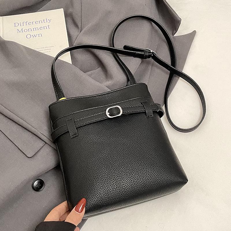 Spring and summer new Korean niche simple lychee pattern bucket bag casual commuting versatile high sense messenger women's bag