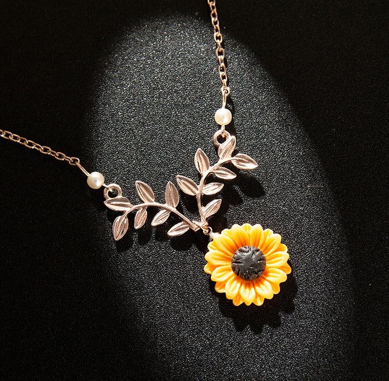 Pearl Sunflower Pendant Necklace - Elegant Women's Fashion Jewelry