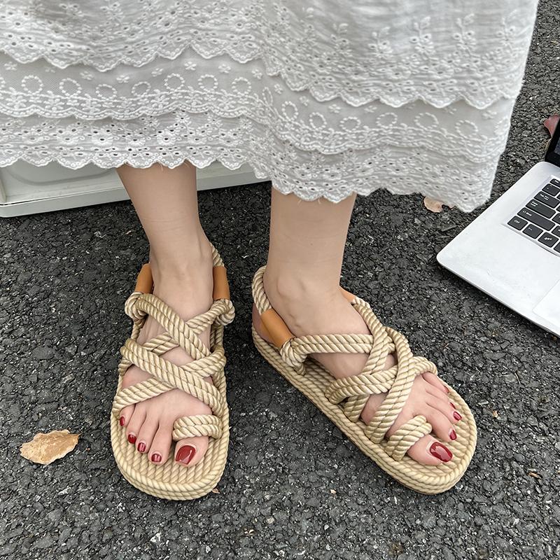 2026 Sommer Neue Koreanische Sandalen Damen Flacher Boden Hanfseil Kreuzgurt Damenschuhe Offene Zehenpartie Lässige Strandsandalen