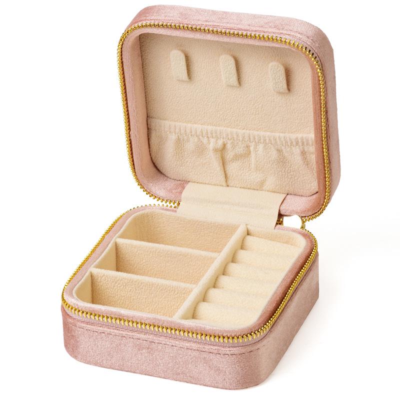 

Бархатная дорожная шкатулка для украшений для серег-пуссетов, ожерелий и колец 100x100x50 mm