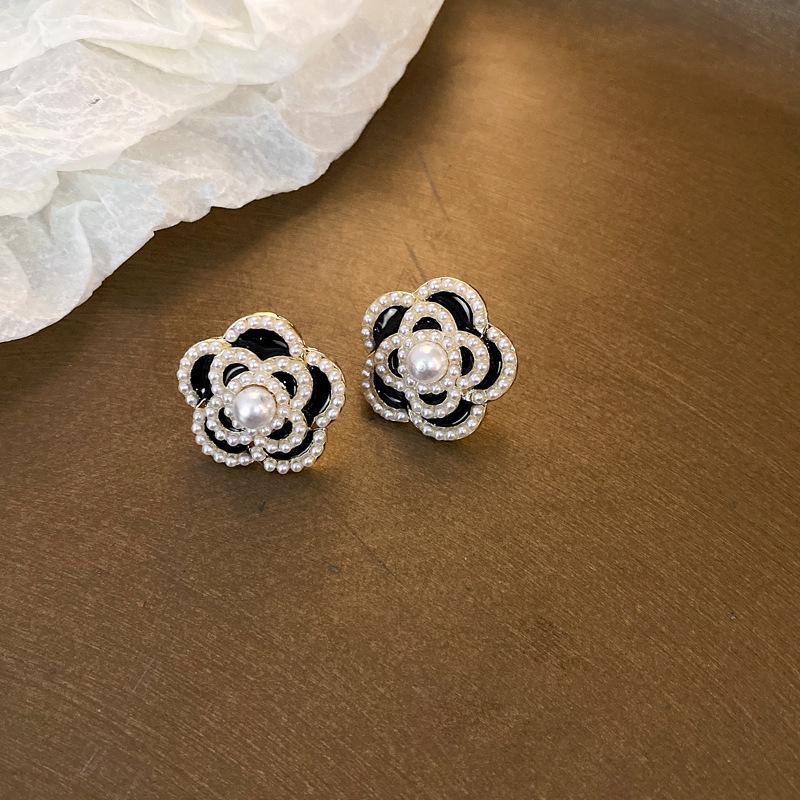 Silver Needle Diamond & Pearl Flower Stud Earrings - French Retro Fashion Design for Women.