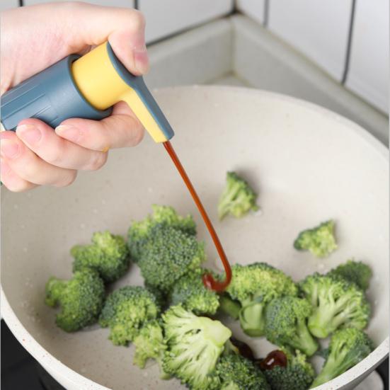 Yousheng Ostrůvková omáčka Stlačovací pumpičková láhev Univerzální dávkovač na olej, chilli, rajčatový a sójovou omáčku Snadno použitelná tryska Distribuce omáčky Kuchyňské náčiní