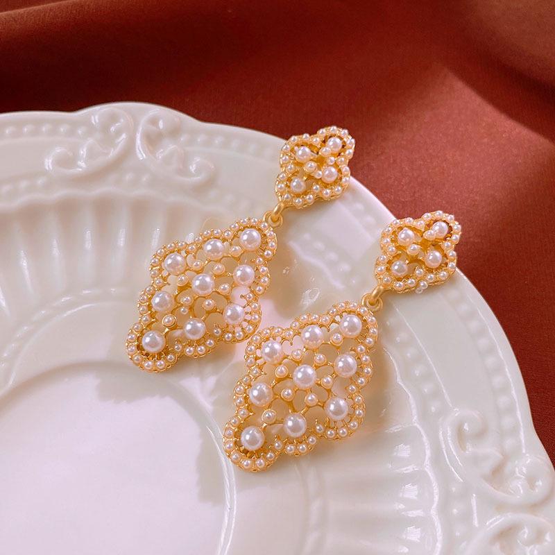 

Silver Needle Geometric Pearl Earrings: French Retro Luxury Studs for Women