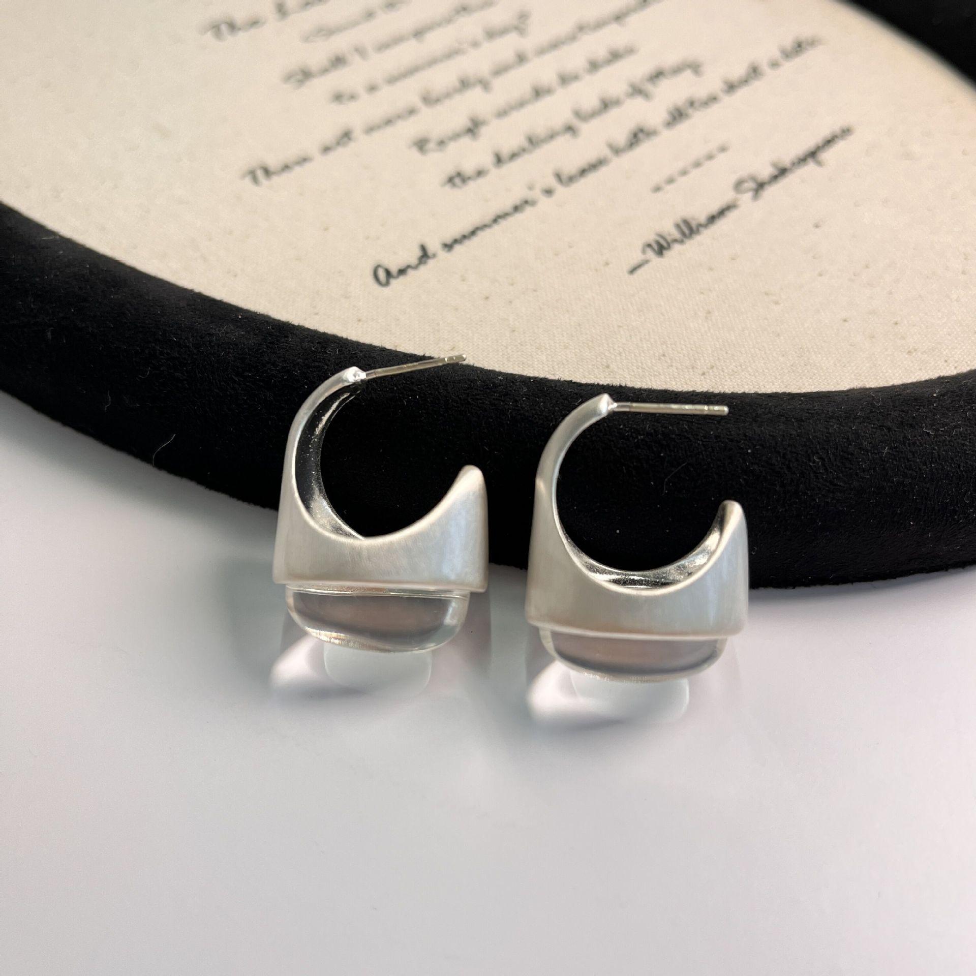 

Длинное ожерелье из замшевой веревки с белыми кристаллами в виде сосновой шишки, женский нишевый дизайн, высококачественная цепочка для свитера на осень и зиму