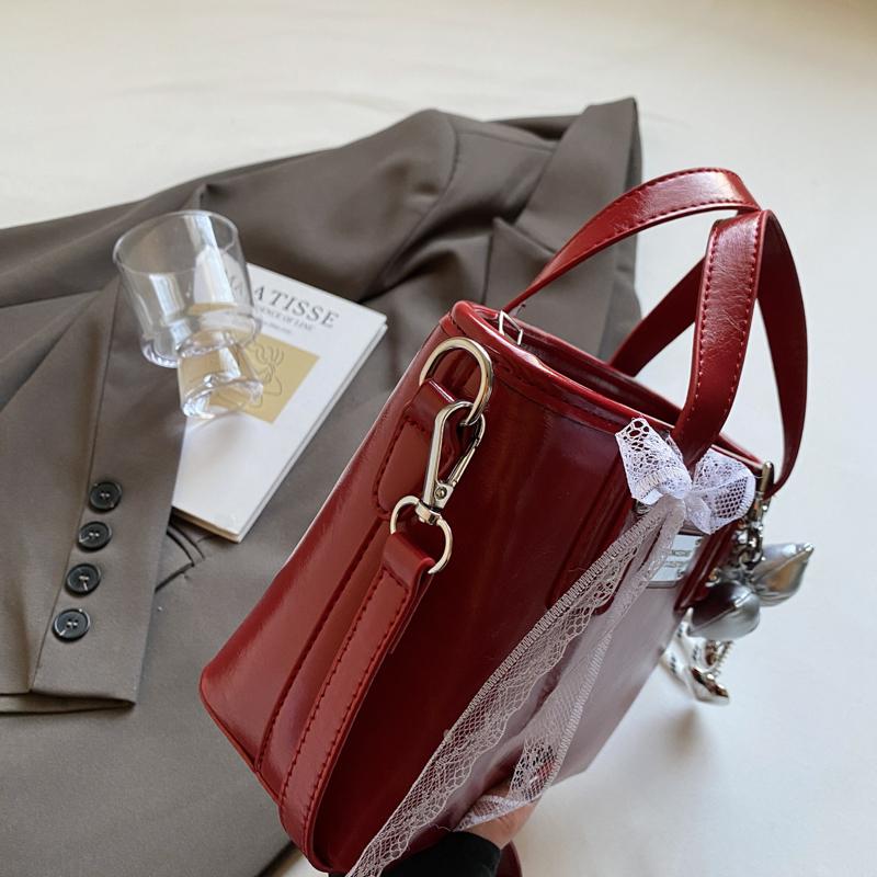 

Women PU Elegant Tote Bag with Lace & Bow Pendant Stylish Crossbody Bag Adjustable Strap Simple Carrying Bag Daily Commuting Bag червоний
