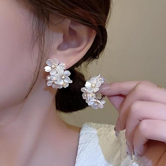 Latest Sweet Romantic Elegant White Flower Hoop Earrings Stylish Shell Resin Delicate Pearl Flower Zircon Earrings Trendy Versatile Luxury Jewellery