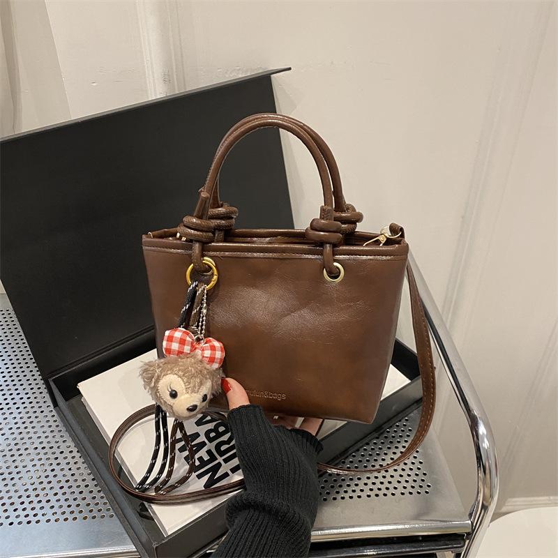 Commuting To Work Leisure Bag Women's Large Capacity 2025 New Autumn and Winter Retro Niche Shoulder Bag Simple Bucket Bag