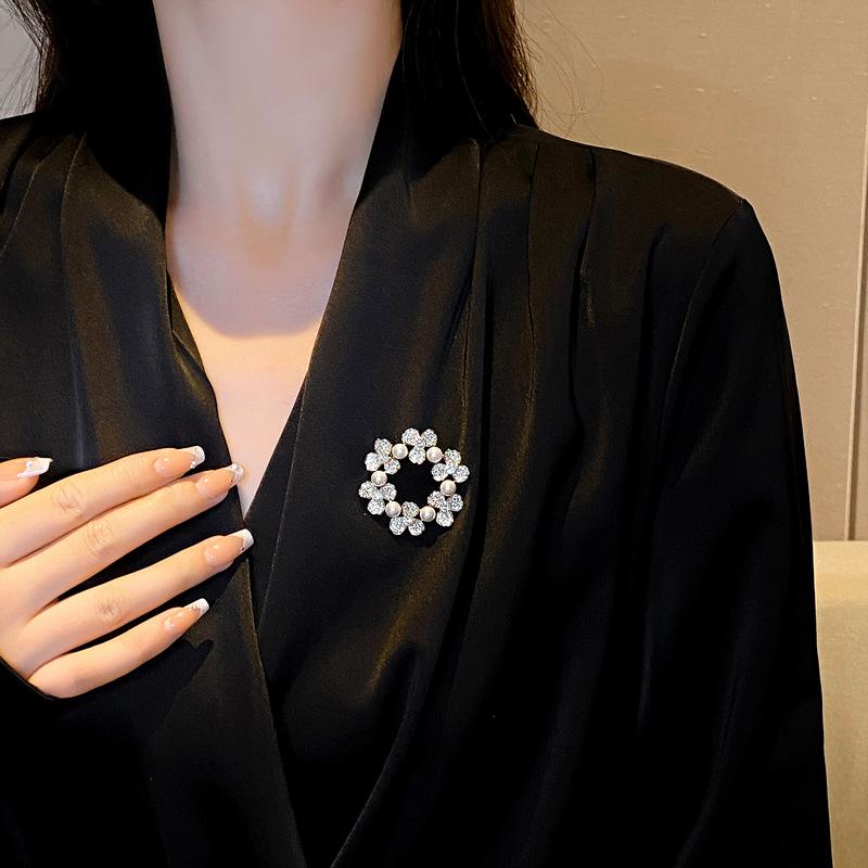 Garland Pearl Brooch for Women High-end Corsage High-end Pin Niche Clothing Accessory Anti-exposure Wonder