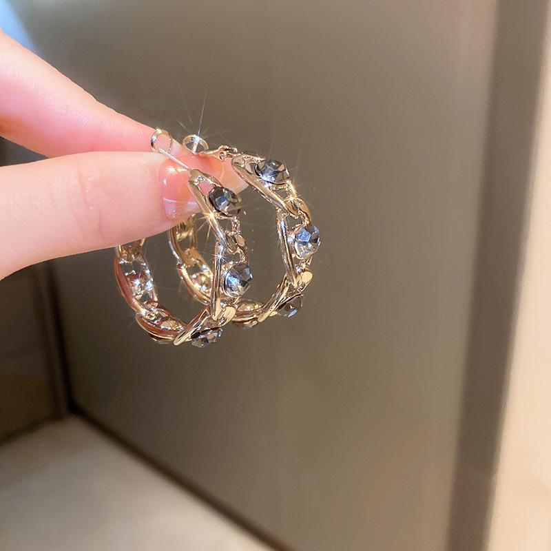 Butterfly wings, a pair of earrings, super flash temperament light luxury stud earrings, personalized Internet celebrity earrings of the same style