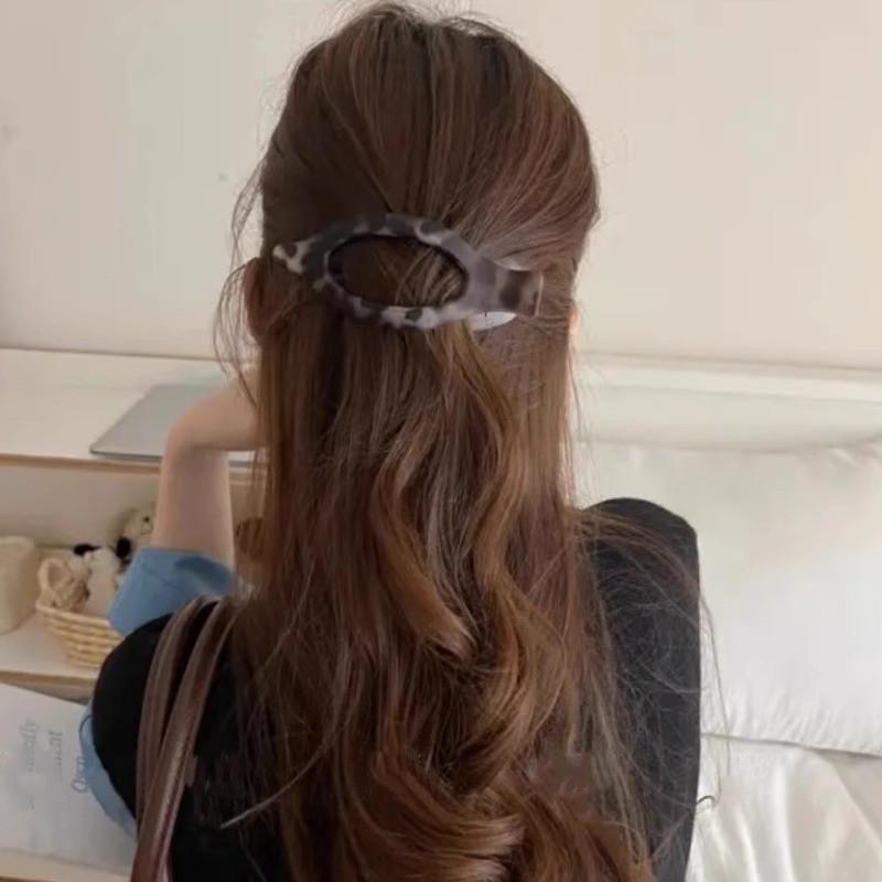 Large French Retro Claw Hair Clip for Elegant Women's Hairstyles.