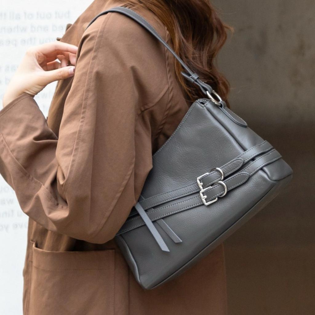 A new fashionable and versatile single-shoulder crossbody bag made of top-grain cowhide genuine leather, featuring a high-end and niche design
