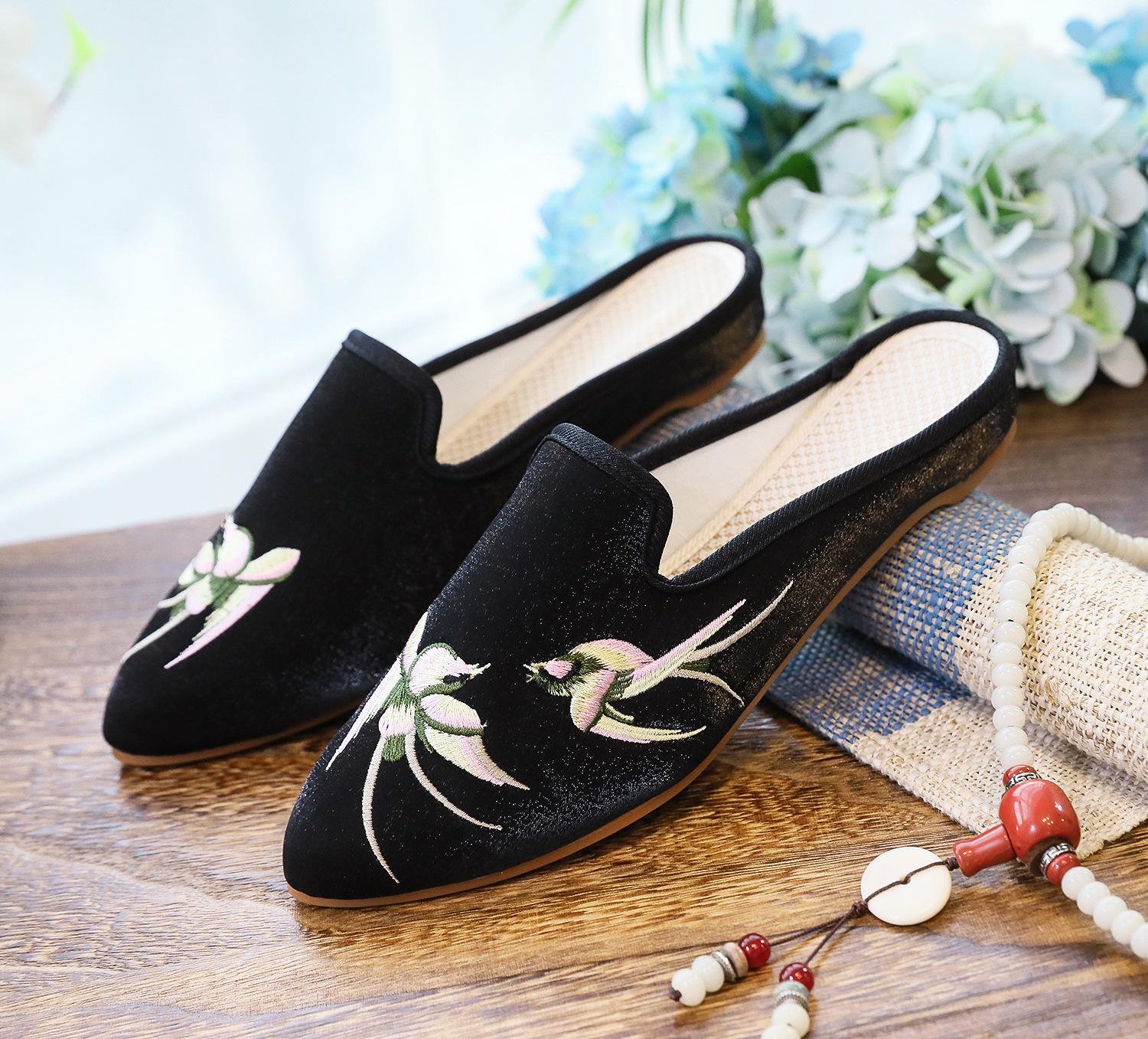 

Женские модные повседневные сандалии-мюли с острым носком из яркой шелковой ткани 41 чёрный