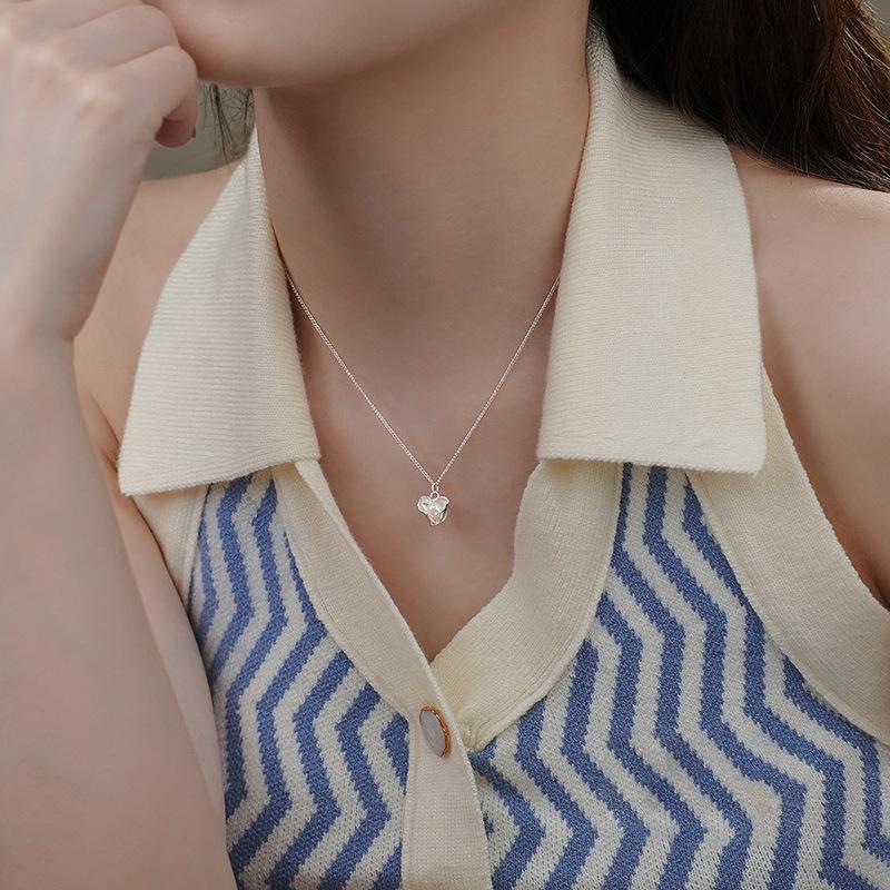 Elegant Metal Heart Clavicle Necklace for Women - Light Luxury Design