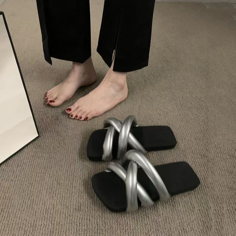Women's Summer New Fashionable Square Toe Retro Flat Shoes with Cross Straps and Soft Soles for Casual Beach Slippers